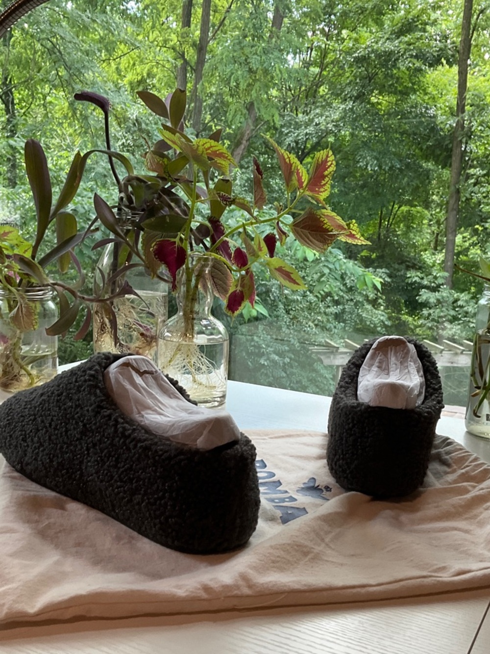 Bombas Dark Gray Sherpa Slip-On Slippers size 11